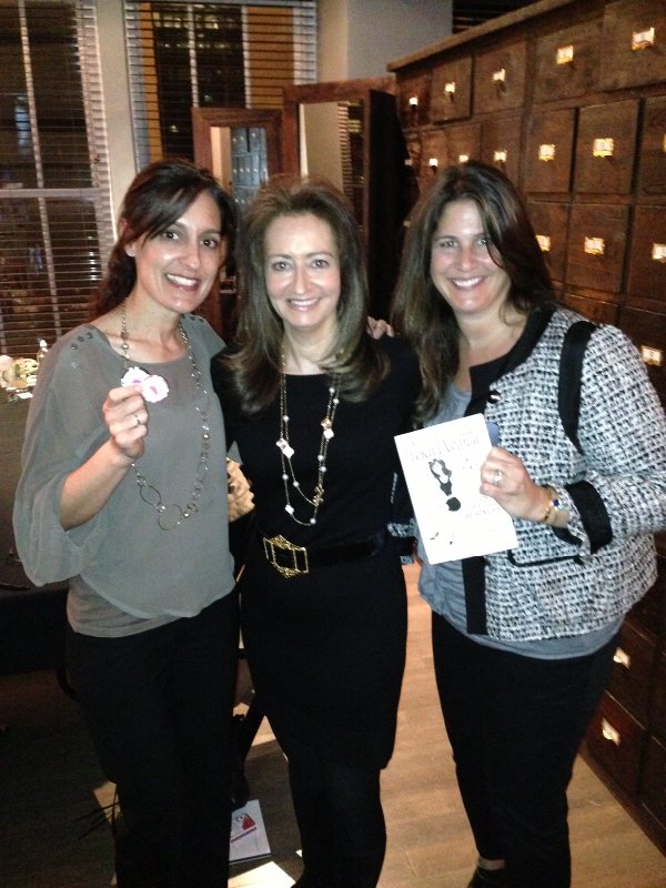 Poker Divas - Women pocker bookTaking pictures together