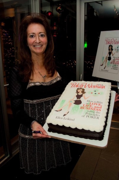 Poker Divas - Women pocker bookWoman with a cake